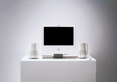 白色桌面上的Apple Studio显示器